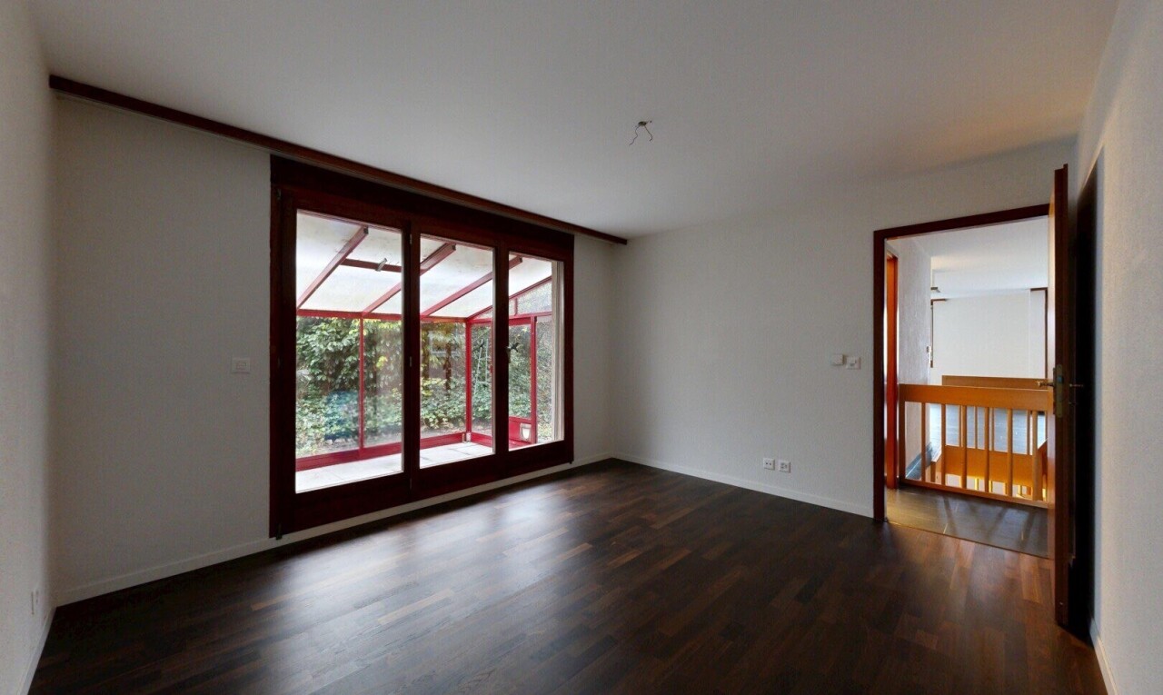 pièce vide avec inside property, cloison sèche, drywall, lumière naturelle, et natural light