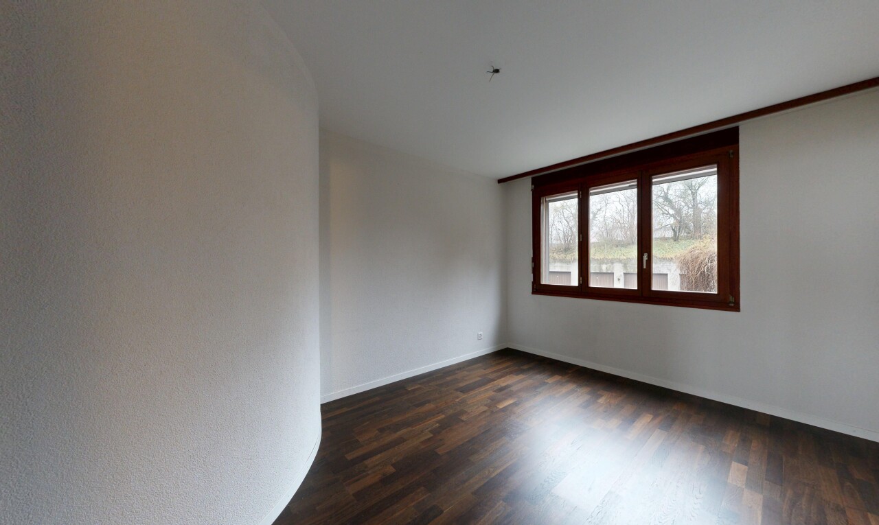 pièce vide avec lumière naturelle, natural light, sol en finition bois, wood finish floor, et inside property