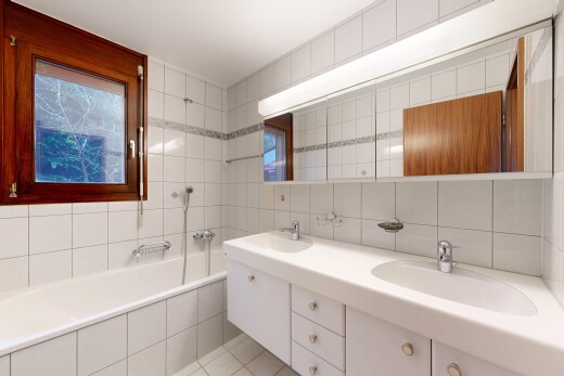 salle de bains avec salle de bain complète, double vasque, bain, mur en carrelage, et tile wall