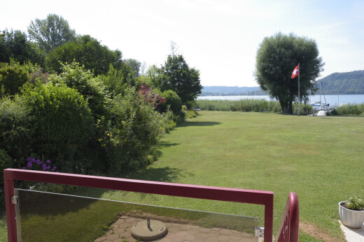 jardin avec pelouse, vue sur l'eau, et water view