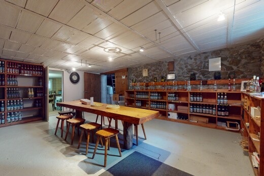 innenraum mit niedrige decke, betonboden, und steinwand