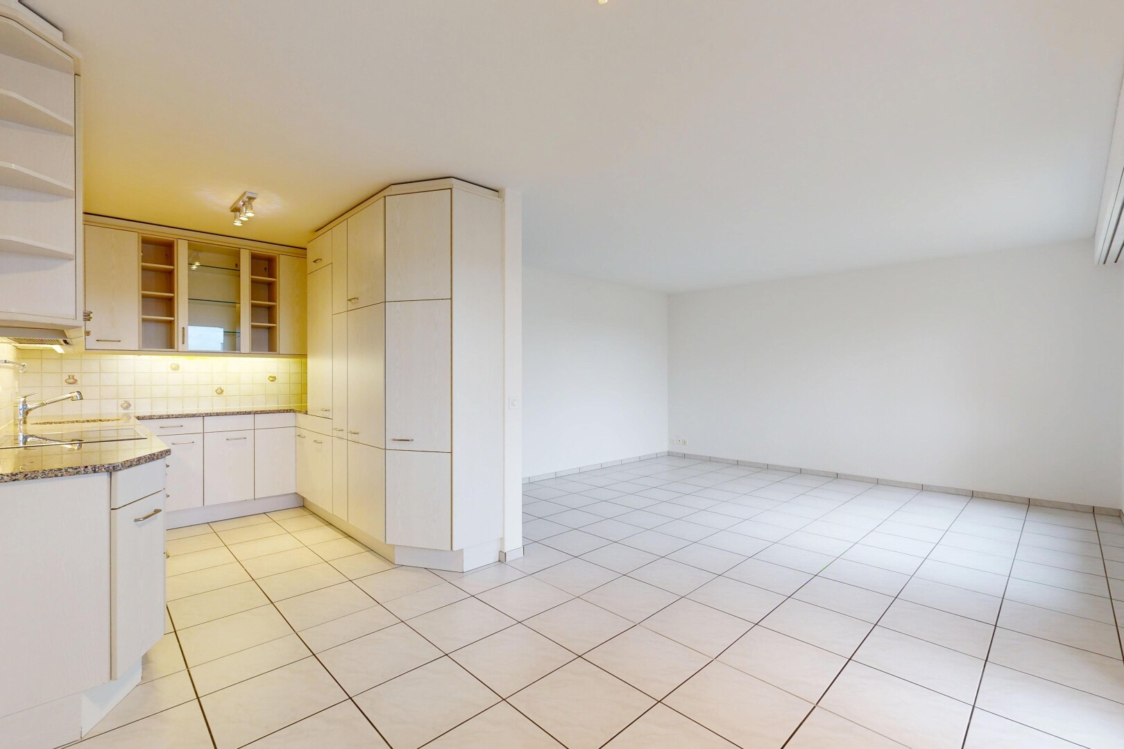 cuisine avec open shelves, étagères ouvertes, light floor, light countertops, et cloison sèche