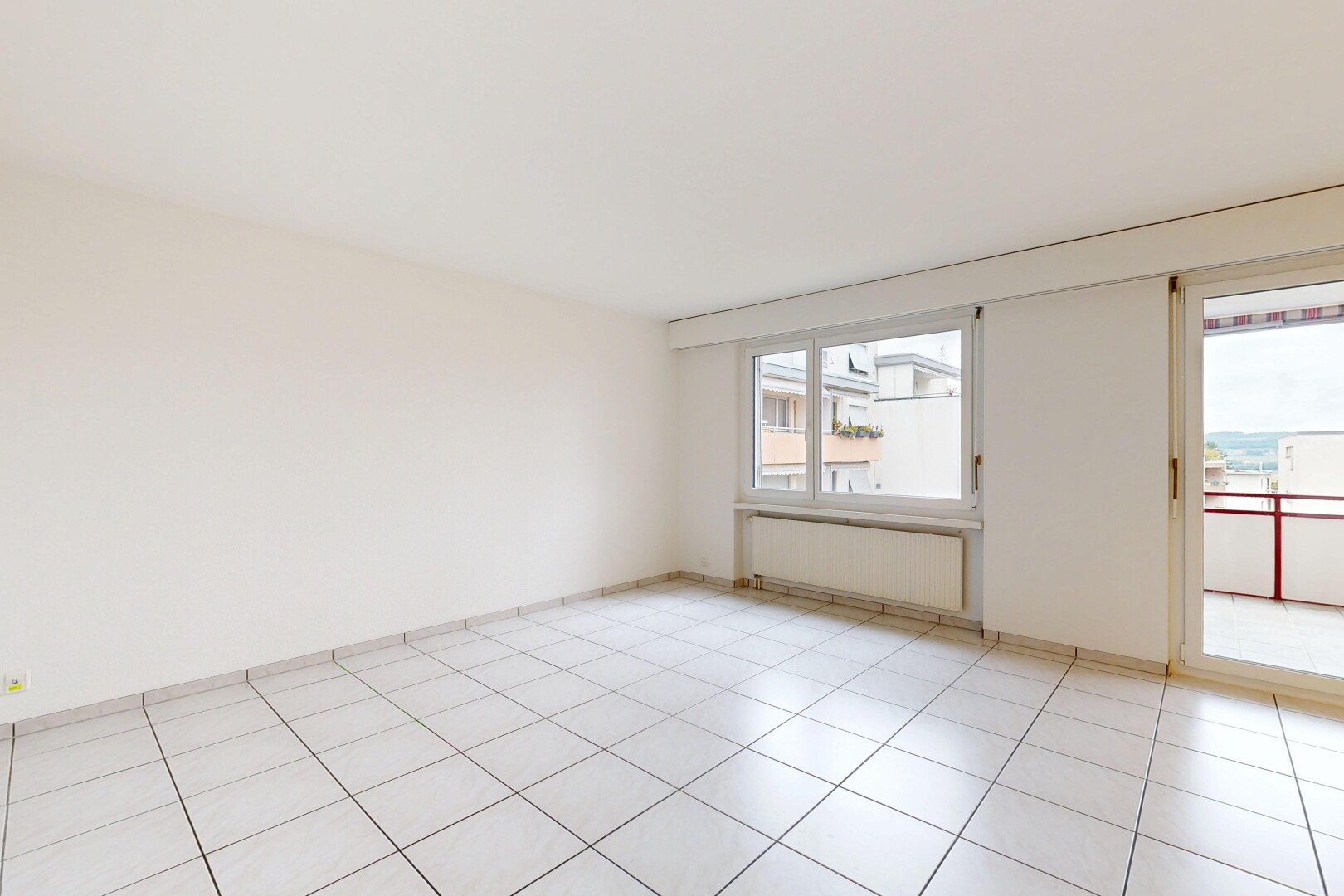 pièce vide avec radiateur, cloison sèche, drywall, light floor, et sol en carrelage