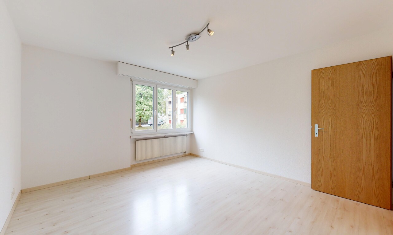 pièce vide avec éclairage sur rail, radiateur, drywall, cloison sèche, et inside property