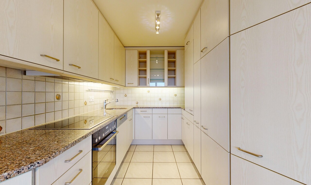 cuisine avec four, light floor, tile floor, sol en carrelage, et stone countertops