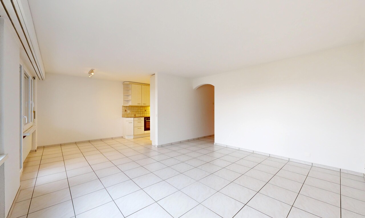 pièce vide avec light floor, passages en arc, drywall, cloison sèche, et backsplash