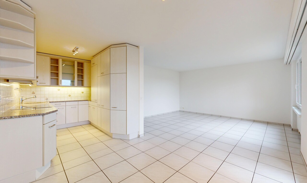 cuisine avec open shelves, étagères ouvertes, light floor, light countertops, et cloison sèche