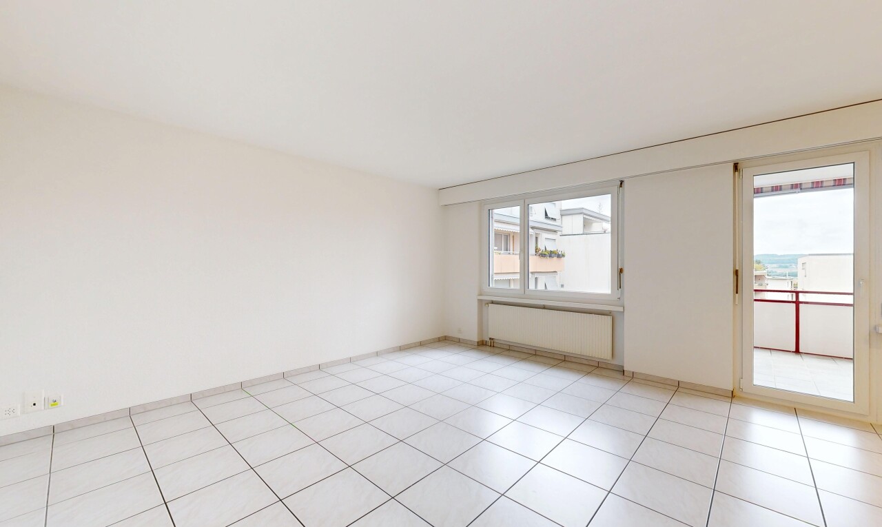 pièce vide avec radiateur, cloison sèche, drywall, light floor, et sol en carrelage