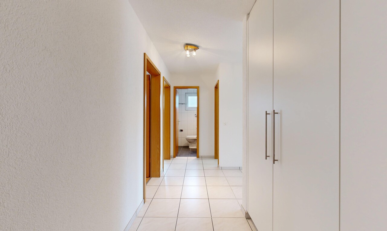 couloir avec light floor, sol en carrelage, tile floor, et inside property