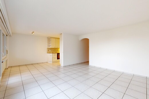 pièce vide avec light floor, passages en arc, drywall, cloison sèche, et backsplash