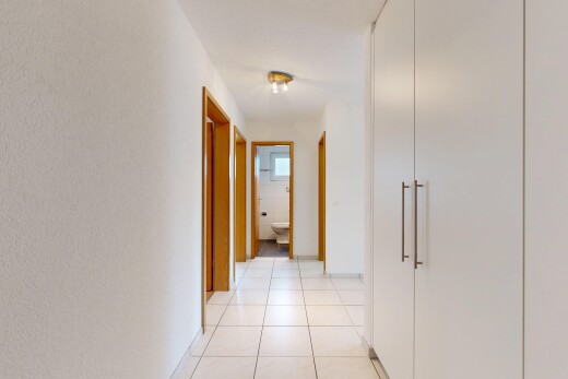 couloir avec light floor, sol en carrelage, tile floor, et inside property