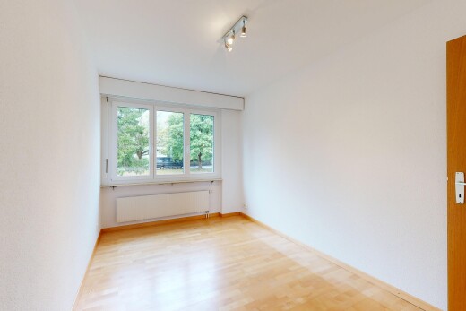 pièce vide avec éclairage sur rail, radiateur, wood finish floor, sol en finition bois, et baseboards wall