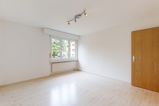 pièce vide avec éclairage sur rail, radiateur, drywall, cloison sèche, et inside property