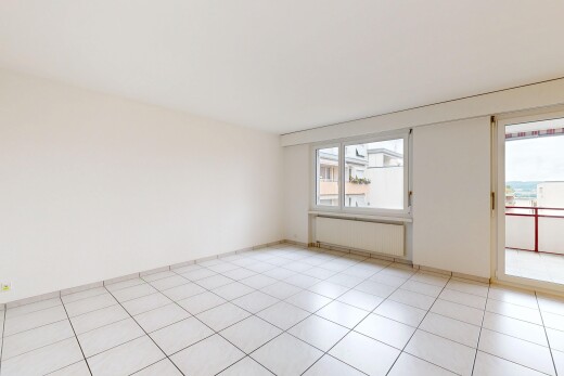pièce vide avec radiateur, cloison sèche, drywall, light floor, et sol en carrelage