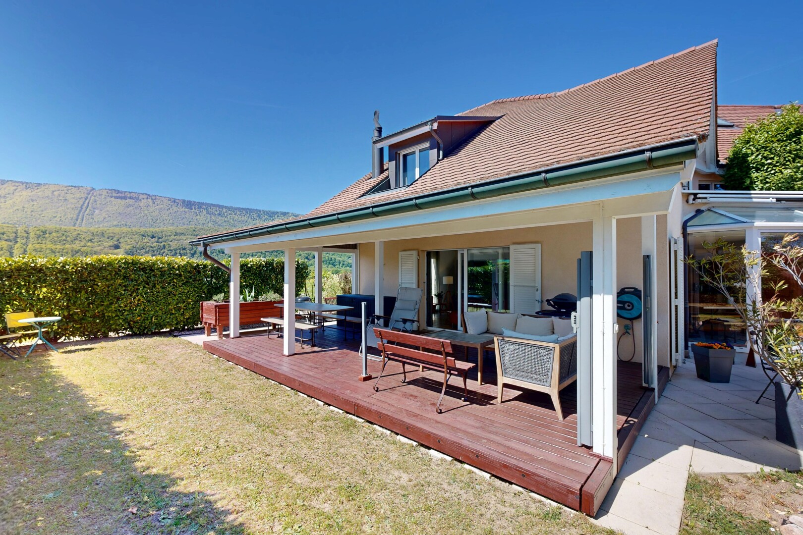 terrasse mit wohnraum im freien, from property, day time, deck, und rasen