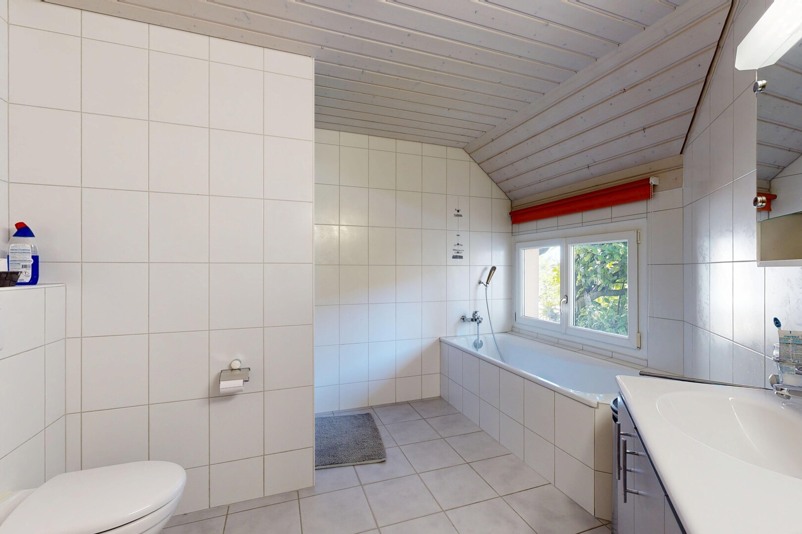 bad mit tile wall, fliesenwand, schminktisch, komplettes badezimmer, und light floor