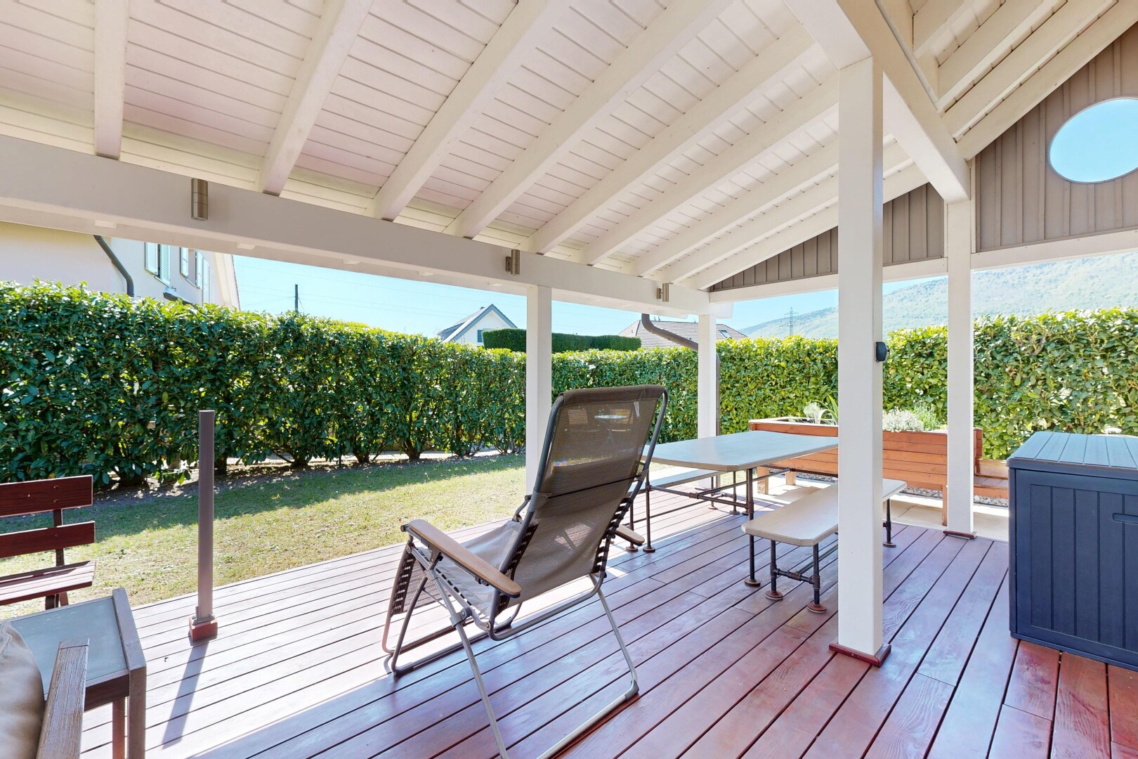 terrasse mit deck, day time, und essbereich im freien