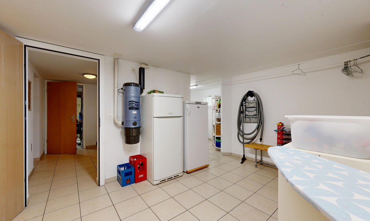 zimmer / schlafzimmer mit kühlschrank, light floor, drywall, gipskartonwand, und inside property