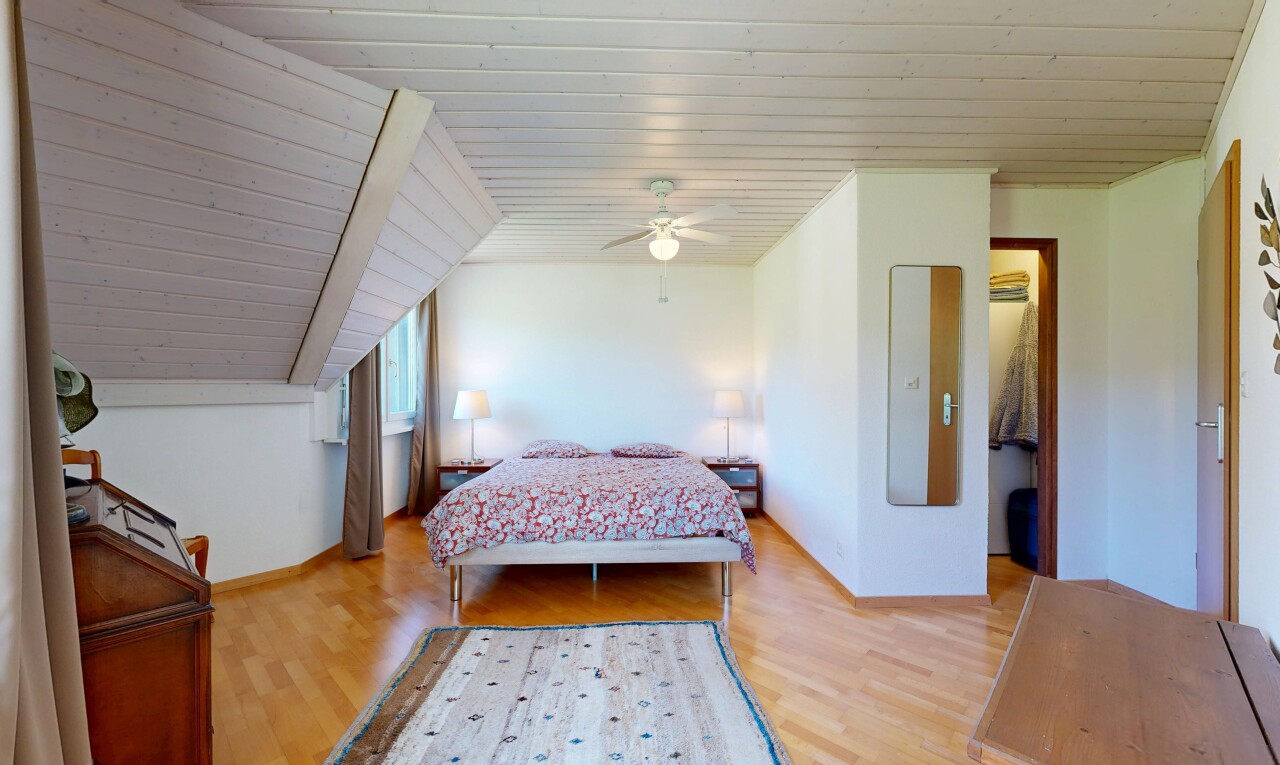 zimmer / schlafzimmer mit wood ceiling, holzdecke, drywall, gipskartonwand, und wood finish floor