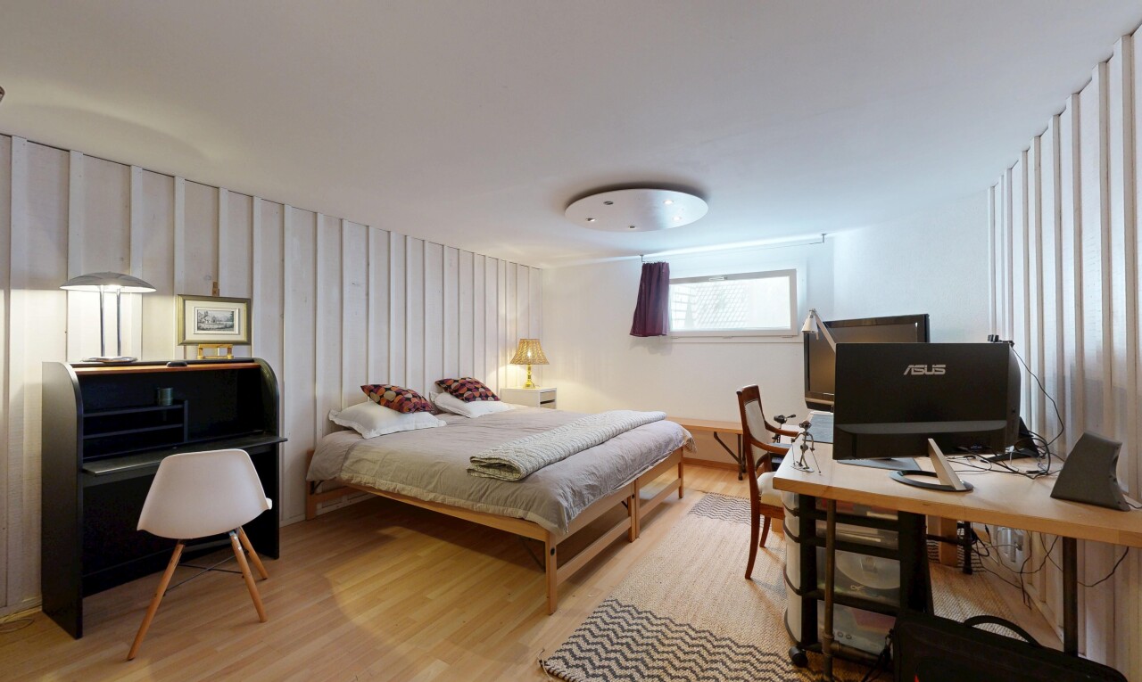 zimmer / schlafzimmer mit bürobereich, holzfußboden, wood finish floor, inside property, und gipskartonwand