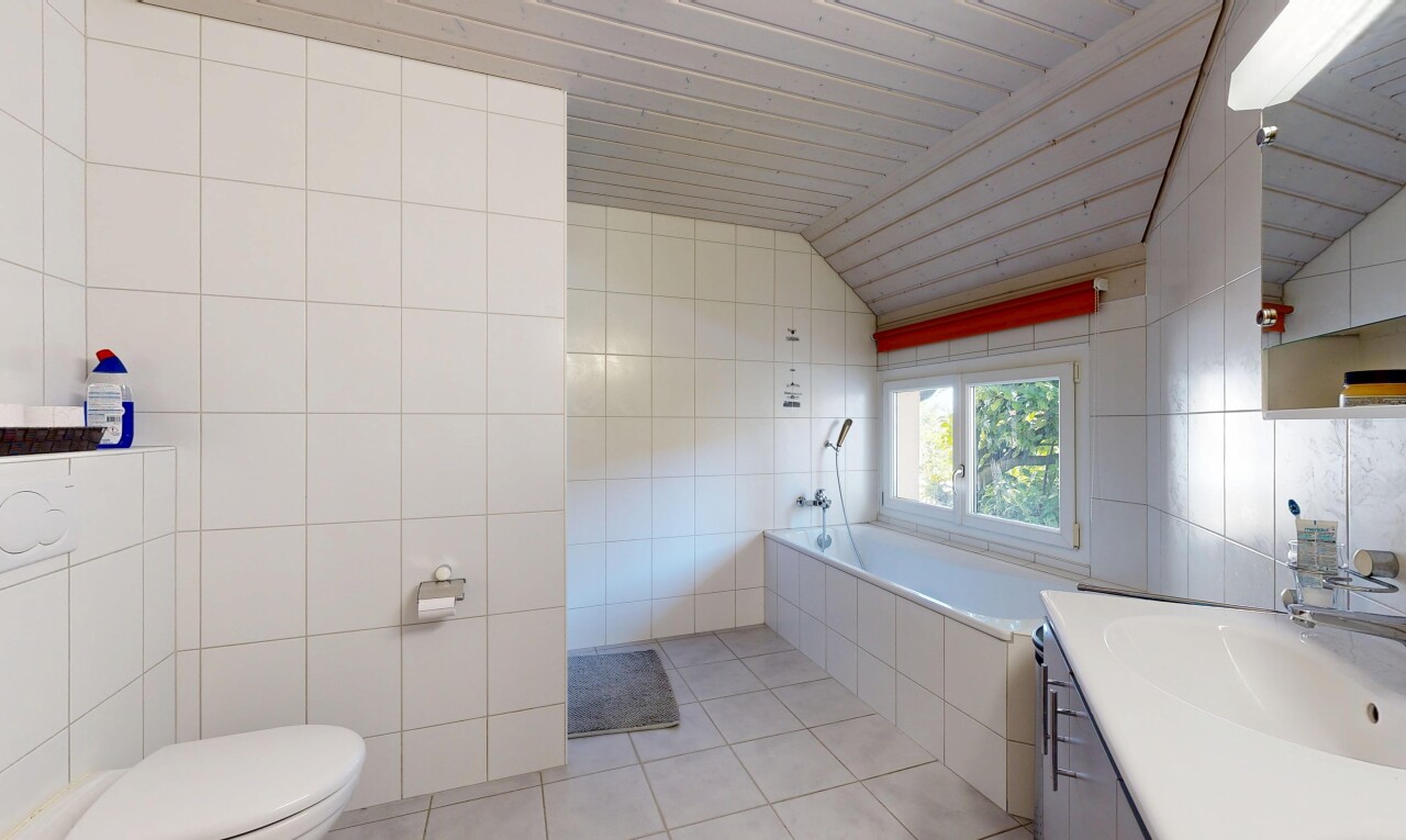 bad mit tile wall, fliesenwand, schminktisch, komplettes badezimmer, und light floor