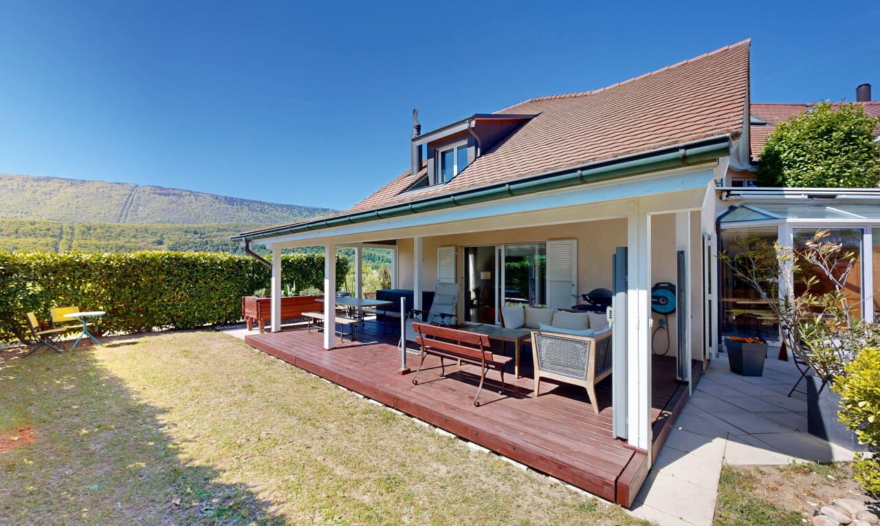 terrasse mit wohnraum im freien, from property, day time, deck, und rasen