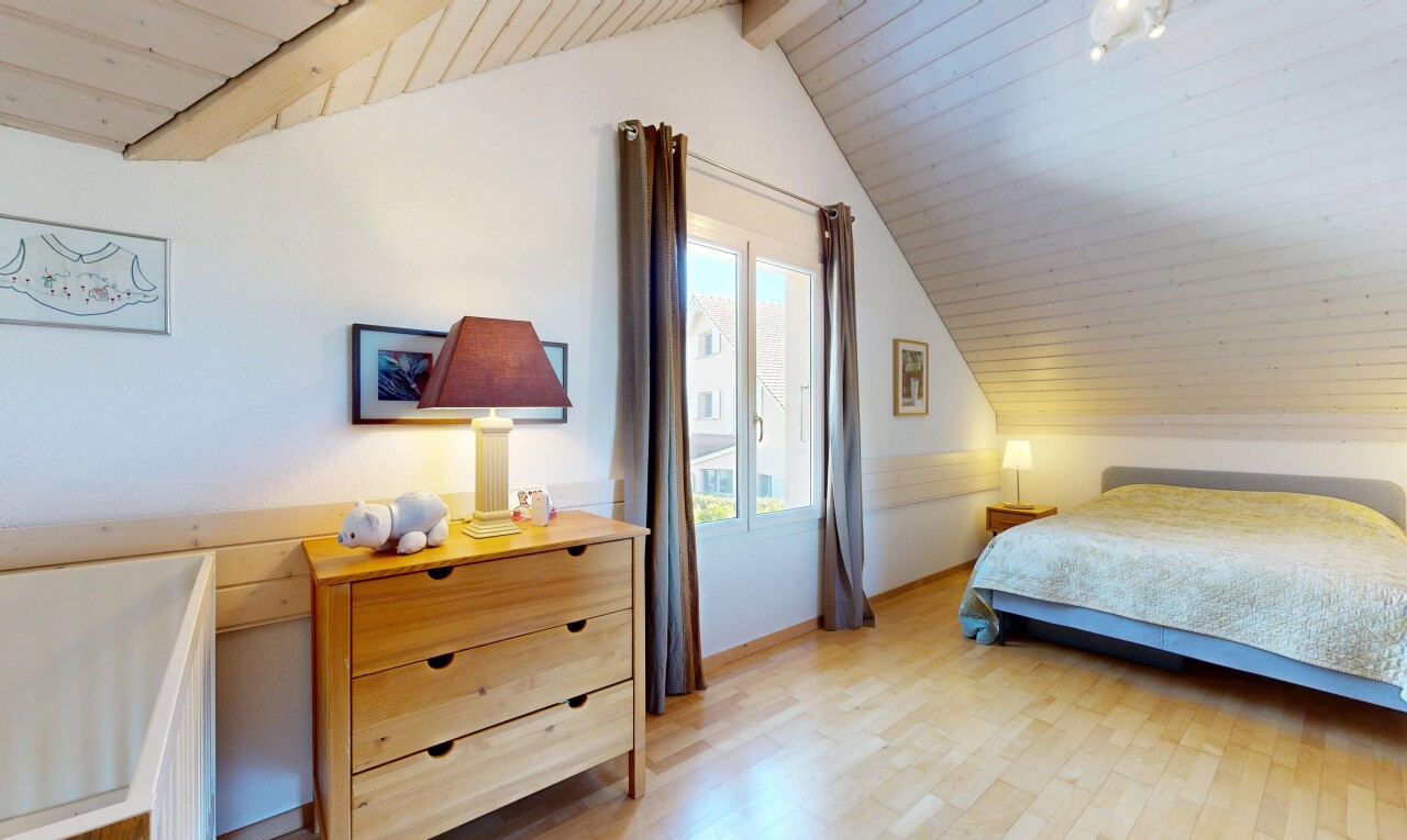 zimmer / schlafzimmer mit zusätzliches zimmer, holzfußboden, wood finish floor, dachschräge, und vaulted ceiling