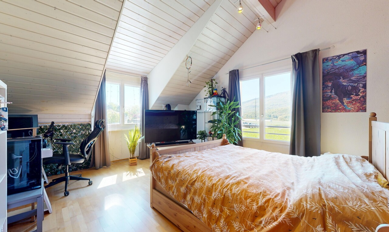 zimmer / schlafzimmer mit zusätzliches zimmer, inside property, fernseher, vaulted ceiling, und dachschräge