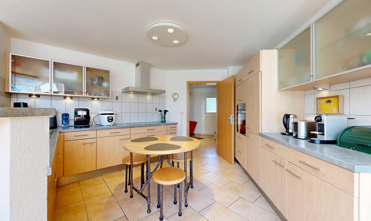 küche mit glass insert cabinets, schränke mit glastüren, light brown cabinets, hellbraune schränke, und dunstabzugshaube