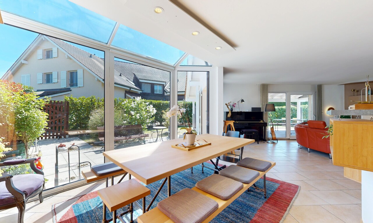 wohn- / esszimmer mit tile floor, fliesenboden, day time, recessed lighting, und einbauleuchten