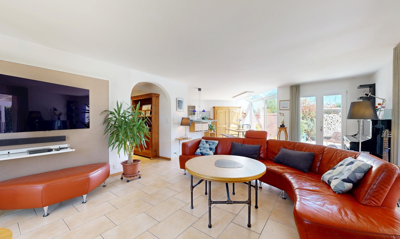 wohnzimmer mit fernseher, inside property, natürliches licht, natural light, und gipskartonwand