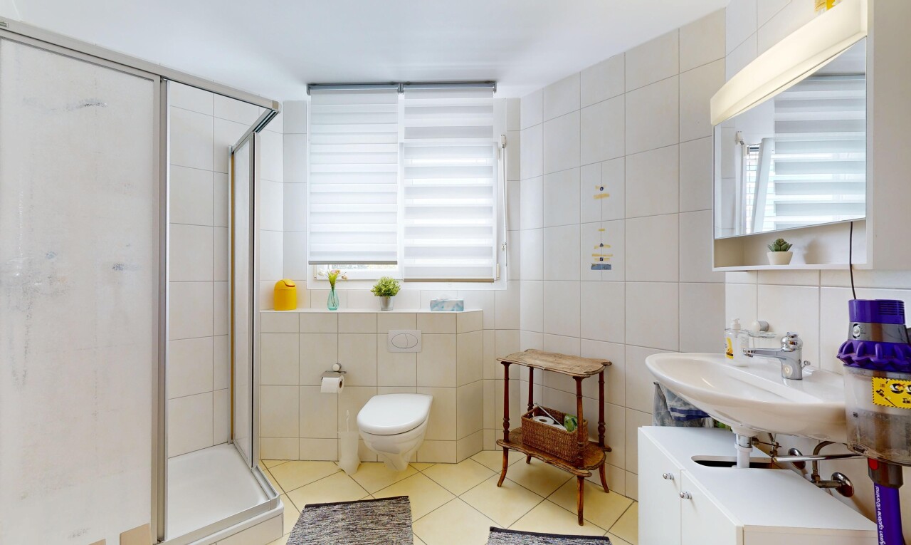 bad mit tile wall, fliesenwand, komplettes badezimmer, natural light, und natürliches licht