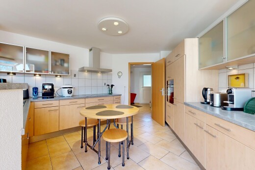 küche mit glass insert cabinets, schränke mit glastüren, light brown cabinets, hellbraune schränke, und dunstabzugshaube