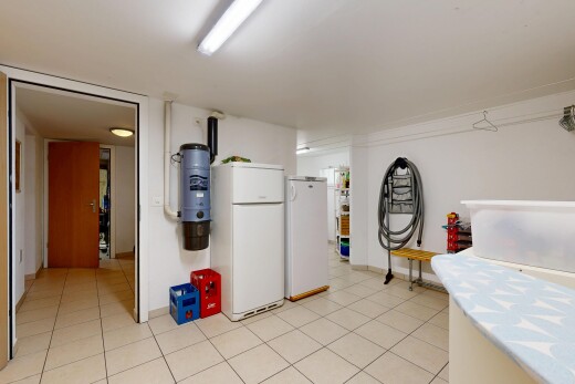 chambre avec réfrigérateur, light floor, drywall, cloison sèche, et inside property