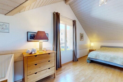zimmer / schlafzimmer mit zusätzliches zimmer, holzfußboden, wood finish floor, dachschräge, und vaulted ceiling