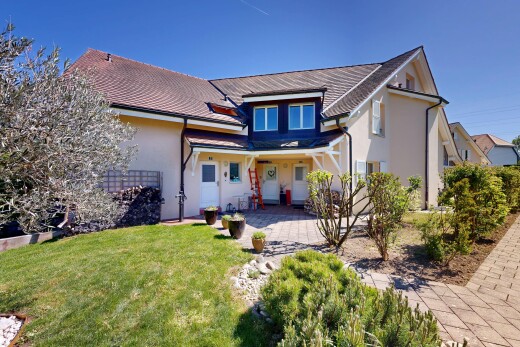 façade avec property visible, pelouse, day time, et bardage en stuc