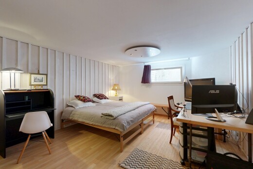 chambre avec espace bureau, sol en finition bois, wood finish floor, inside property, et cloison sèche