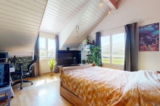 zimmer / schlafzimmer mit zusätzliches zimmer, inside property, fernseher, vaulted ceiling, und dachschräge