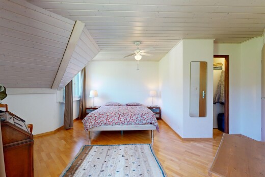 zimmer / schlafzimmer mit wood ceiling, holzdecke, drywall, gipskartonwand, und wood finish floor