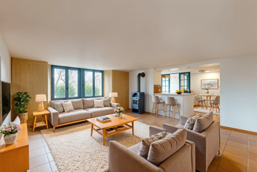 wohnzimmer mit natürliches licht, natural light, fliesenboden, tile floor, und inside property