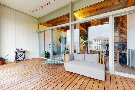 wohnzimmer mit holzfußboden und natürliches licht