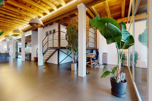 innenraum mit holzdecke