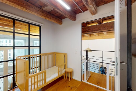 innenraum mit holzfußboden, natürliches licht, holzdecke, balkendecke, und gipskartonwand