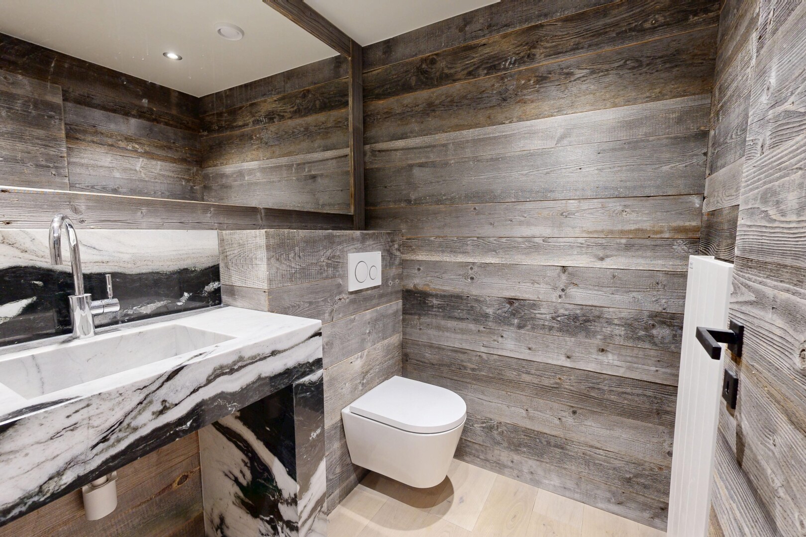 bad mit schminktisch, inside property, waschbecken, holzfußboden, und wood finish floor