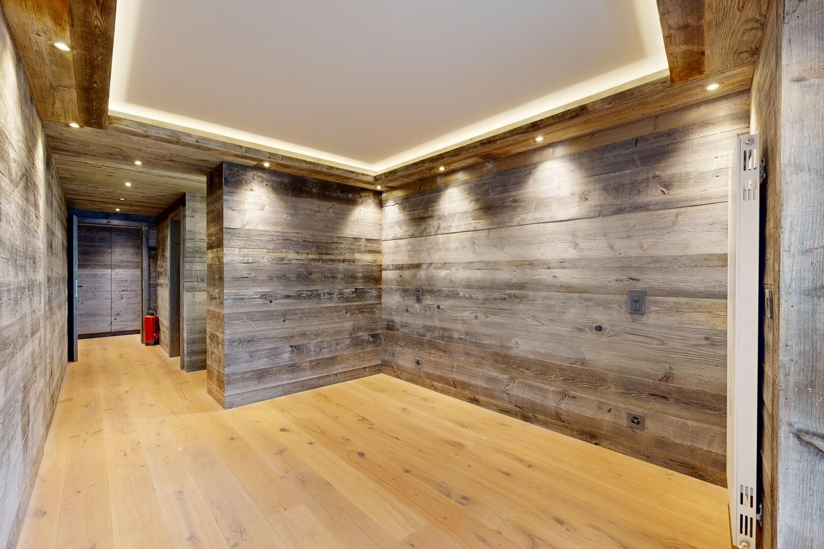 rezeption / lobby mit wood finish floor, inside property, hardwood floor, und recessed lighting