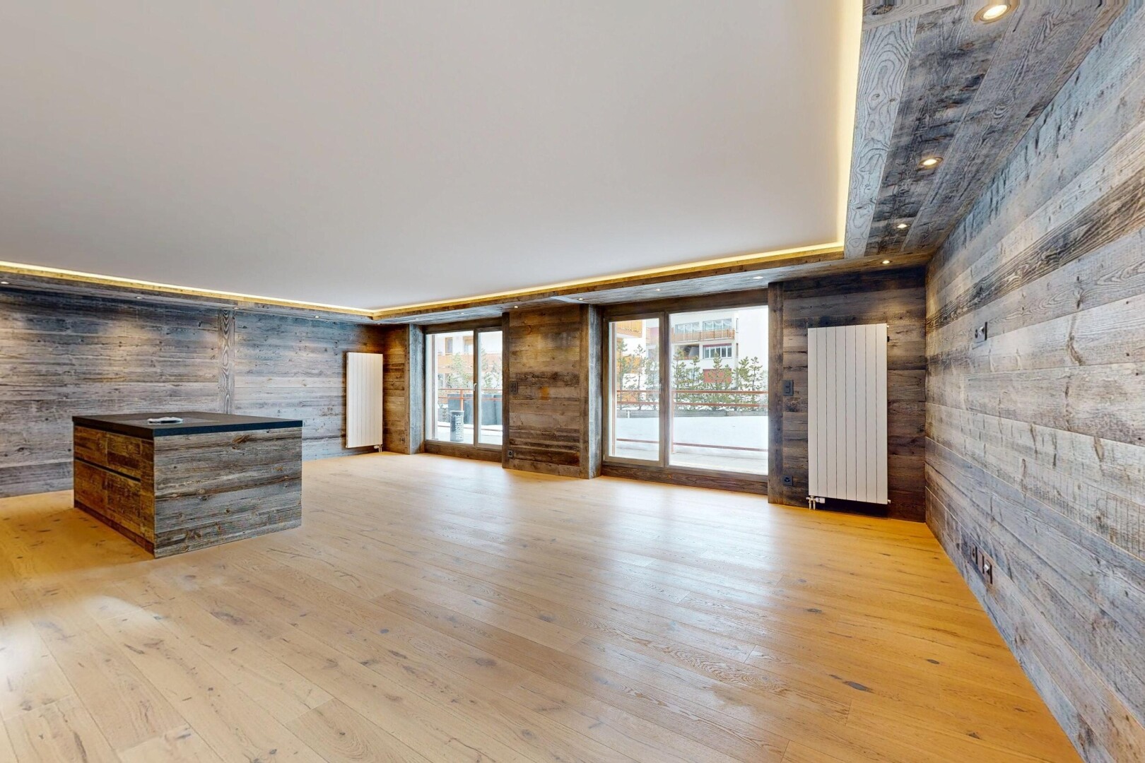 leerer raum mit holzwand, wood wall, holzfußboden, wood finish floor, und kühler