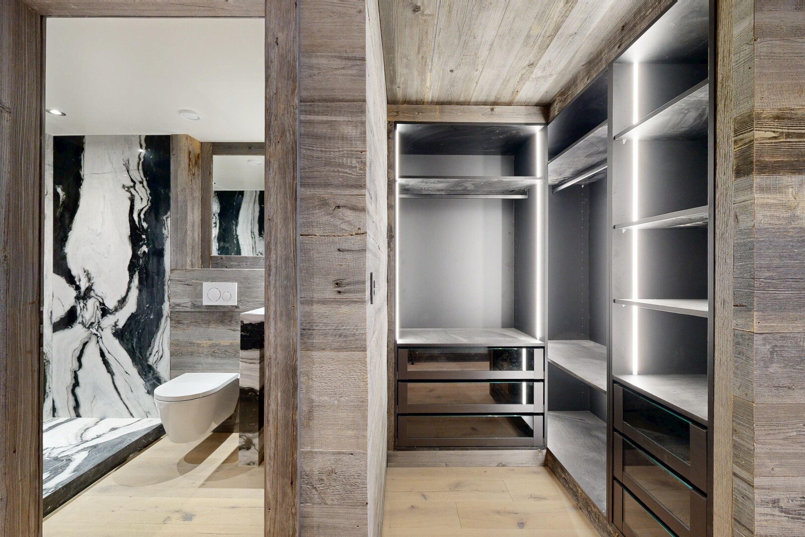 begehbarer kleiderschrank mit light floor, holzfußboden, und wood finish floor