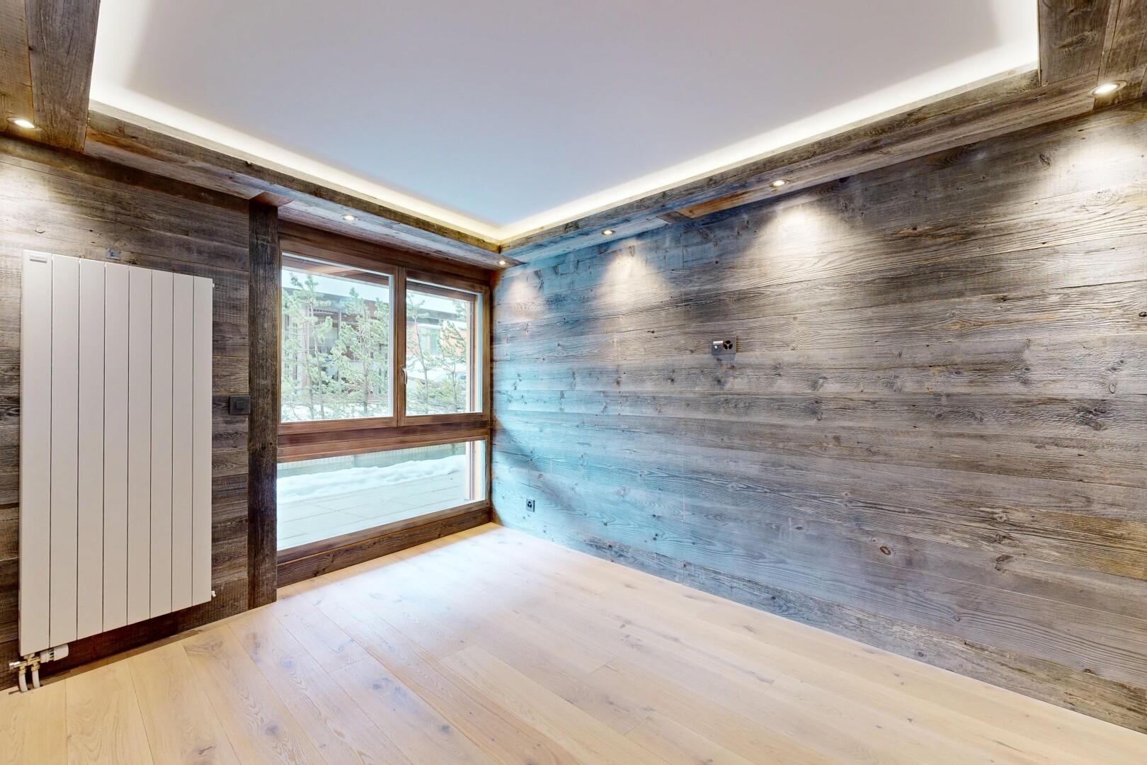 leerer raum mit kühler, holzfußboden, wood finish floor, inside property, und natürliches licht