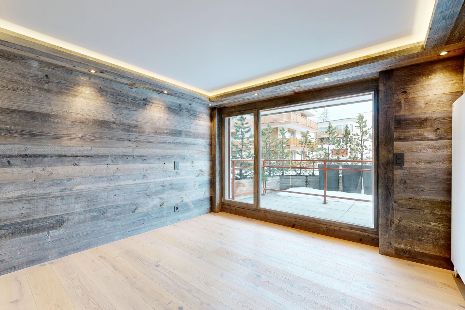 leerer raum mit wood wall, holzwand, wood finish floor, holzfußboden, und inside property