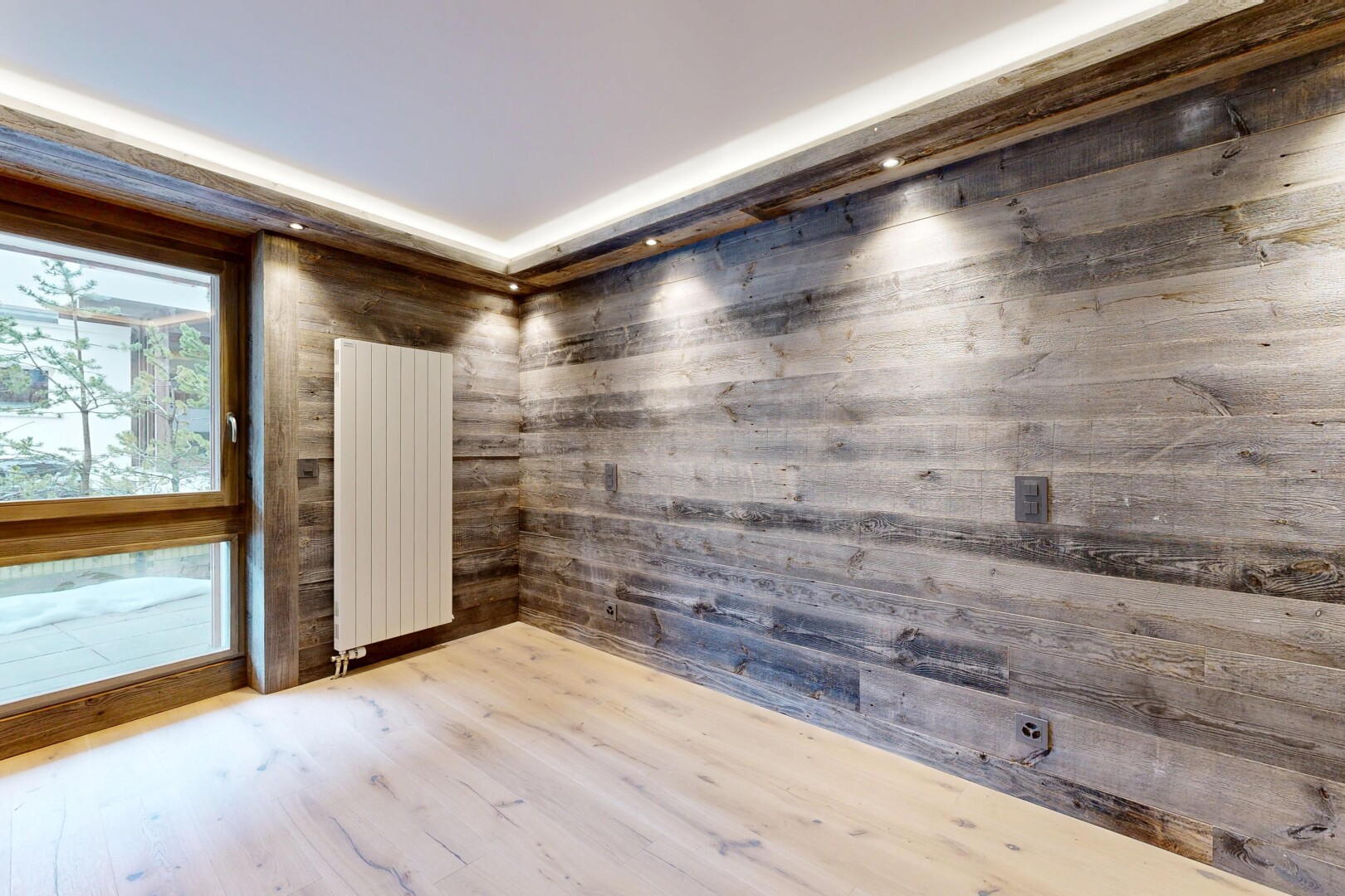 leerer raum mit holzfußboden, wood finish floor, kühler, inside property, und holzwand